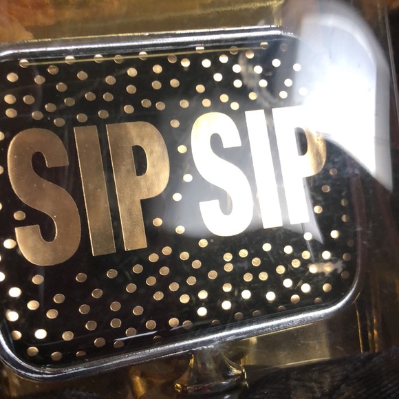 Wine bottle stopper reads sip sip in black gold on chime base boxed as pictured - Picture 2 of 4